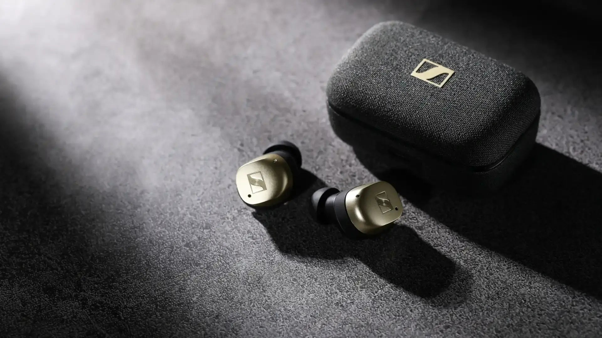 Gold MOMENTUM True Wireless 4 with Bonus BTD 700 Desktop