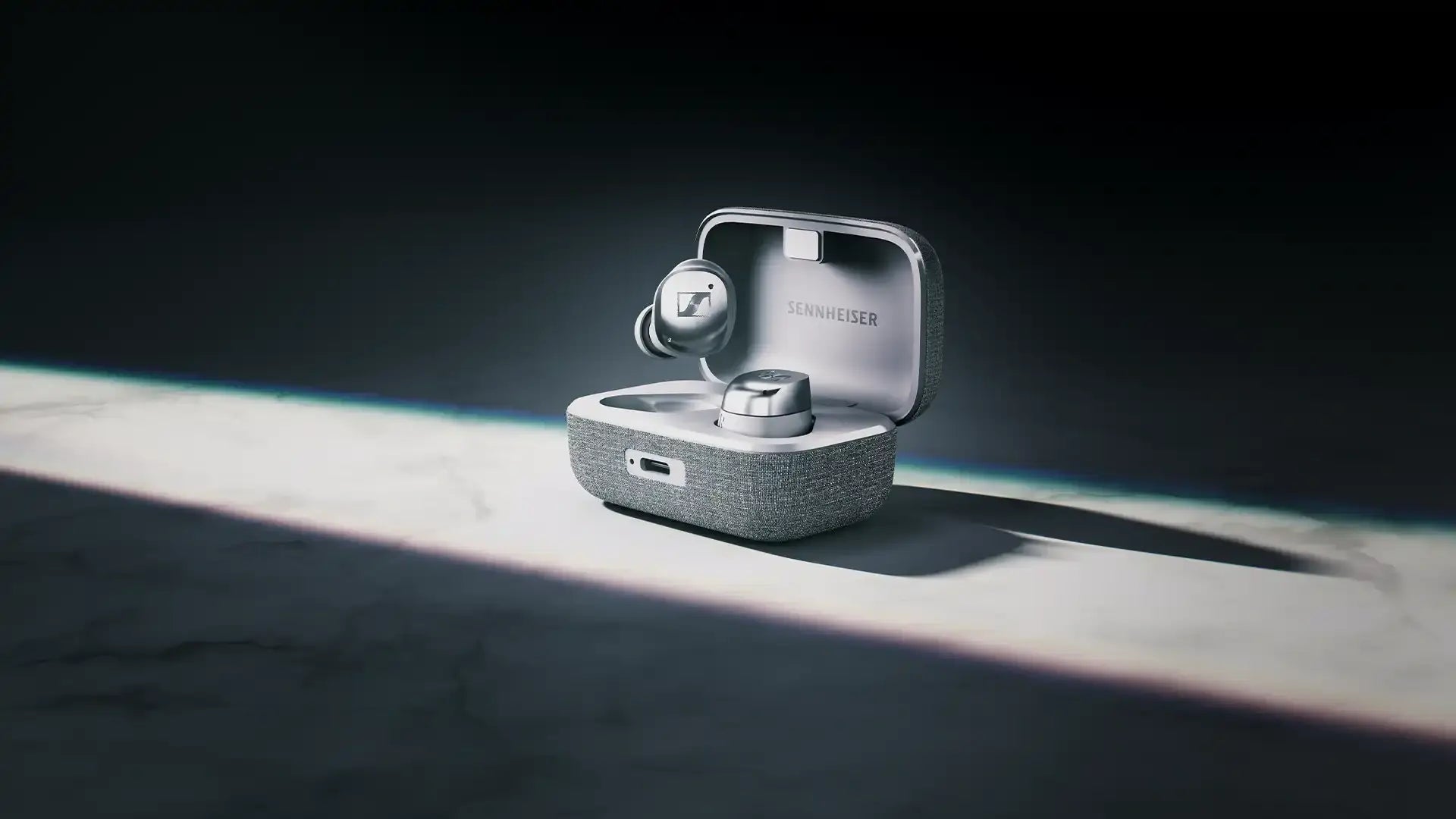 白色銀色 MOMENTUM 真無線 4 附贈 BTD 700 桌面版